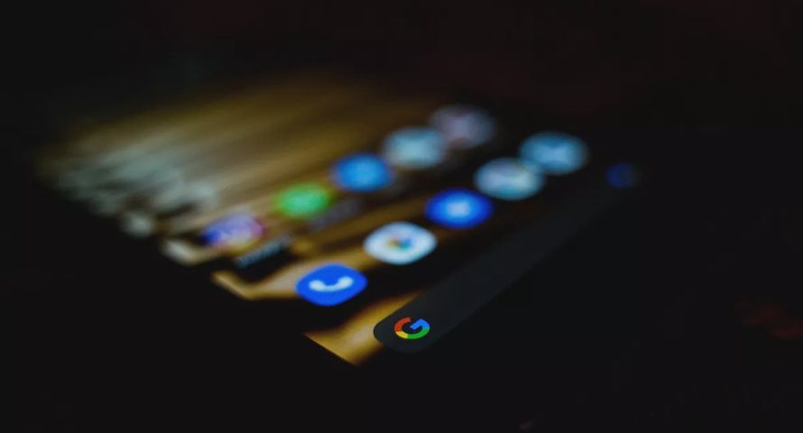 Czarne chmury nad wydawcami. Google wprowadza podsumowania AI także w Discoverze