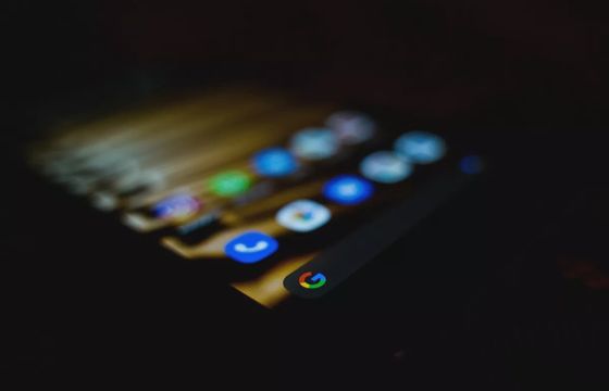 Czarne chmury nad wydawcami. Google wprowadza podsumowania AI także w Discoverze