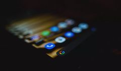 Czarne chmury nad wydawcami. Google wprowadza podsumowania AI także w Discoverze