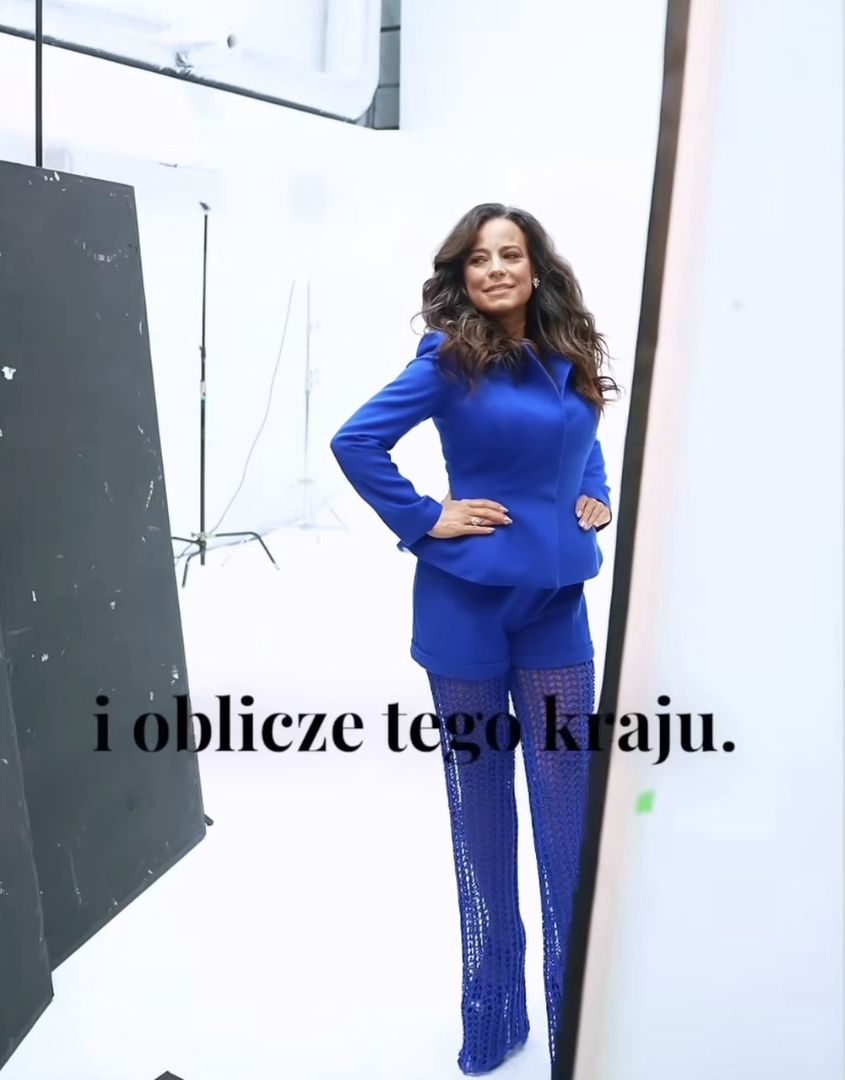 Anna Mucha na sesji zdjęciowej w kobaltowym komplecie