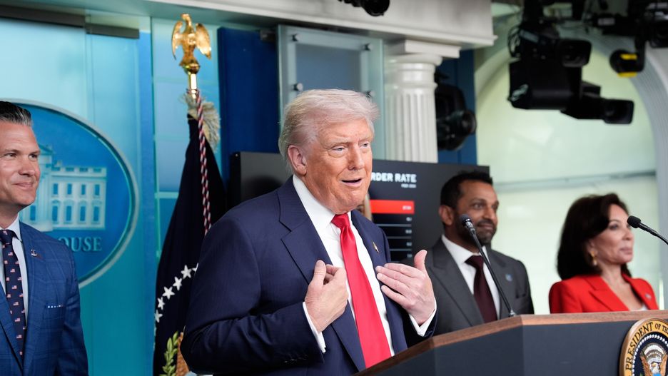 Donald Trump wciąż "wkurzony" na Putina. Ale przed Alaską zmienia ton
