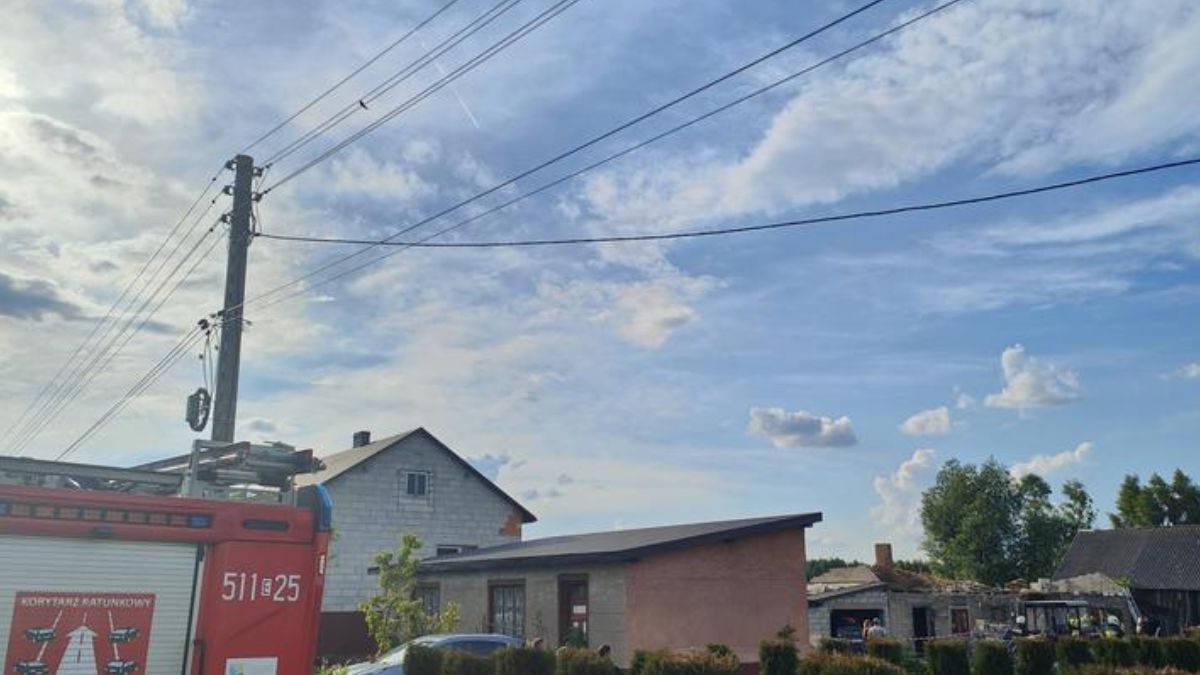 W Pągowie (Łodzkie) podczas rozbiórki dachu zawalił się strop budynku. Trzy osoby trafiły do szpitala