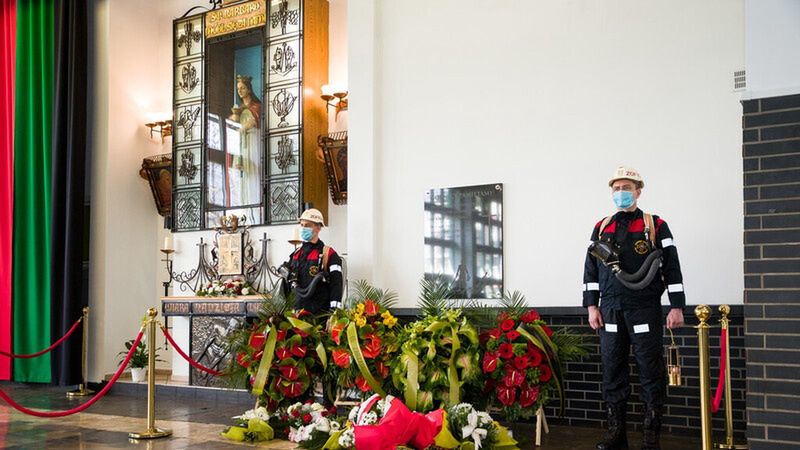Śląskie. Przed tablicą upamiętniającą tragedię w kopalni Zofiówka kwiaty złożyli pracownicy i zarząd Jastrzębskiej Spółki Węglowej.