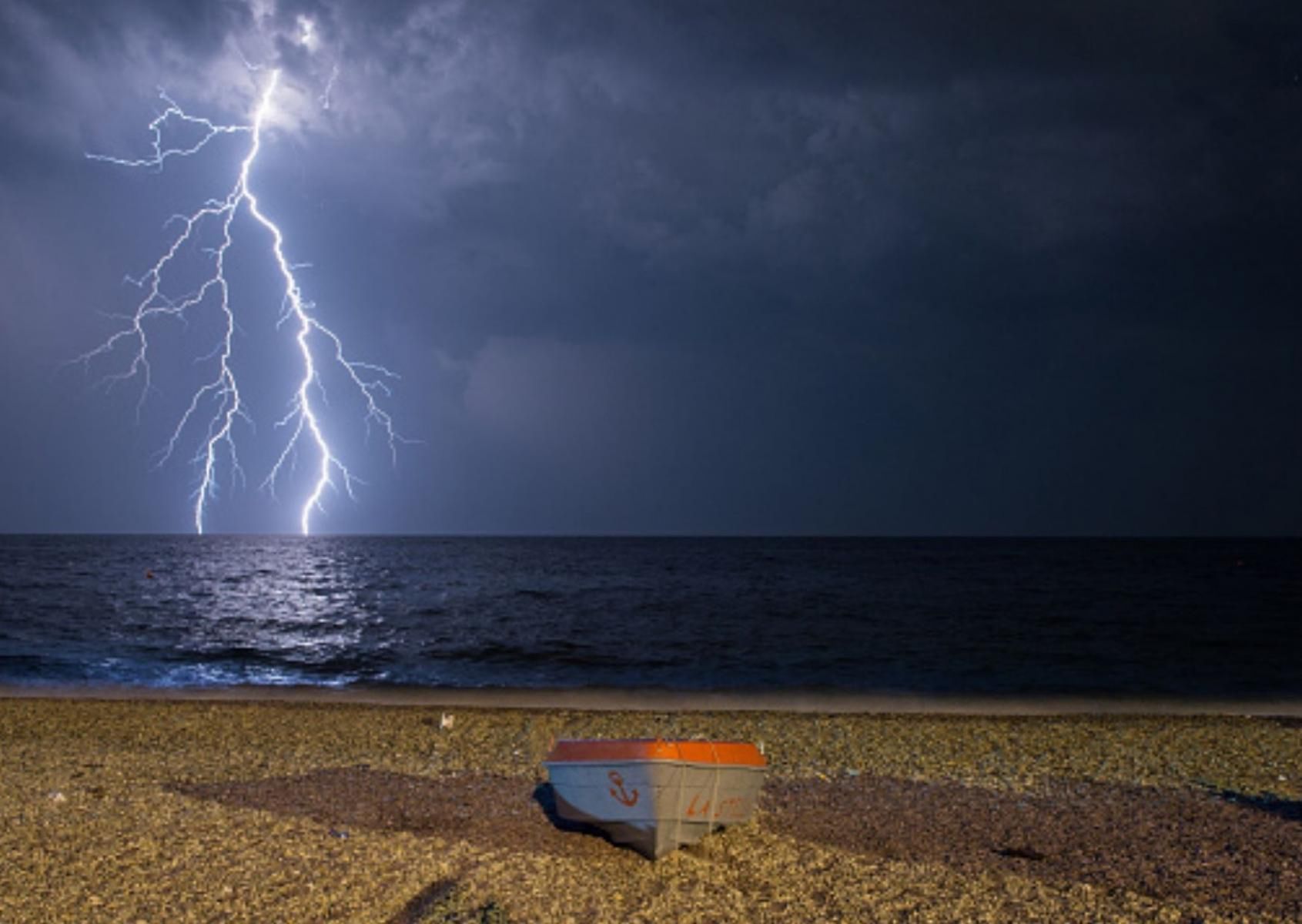 Podczas burzy należy jak najszybciej wyjść z wody
