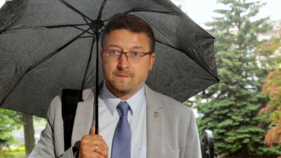 Sędzia Paweł Juszczyszyn przed siedzibą Sądu Rejonowego w Olsztynie