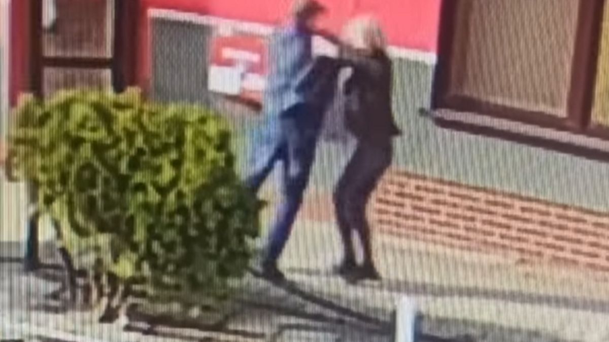 Kamera uwieczniła skandaliczne zachowanie mężczyzny