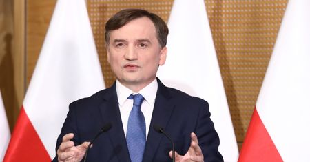 Środki z KPO coraz bliżej. Zbigniew Ziobro: należą się Polsce jak kość psu
