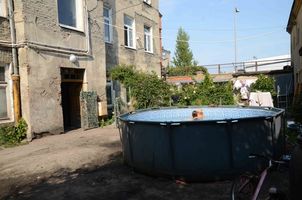 Basen niezgody. Urzędnicy nakazują rozbiórkę, lokatorzy pluskają się dalej