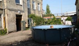 Basen niezgody. Urzędnicy nakazują rozbiórkę, lokatorzy pluskają się dalej