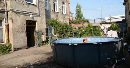 Basen niezgody. Urzędnicy nakazują rozbiórkę, lokatorzy pluskają się dalej