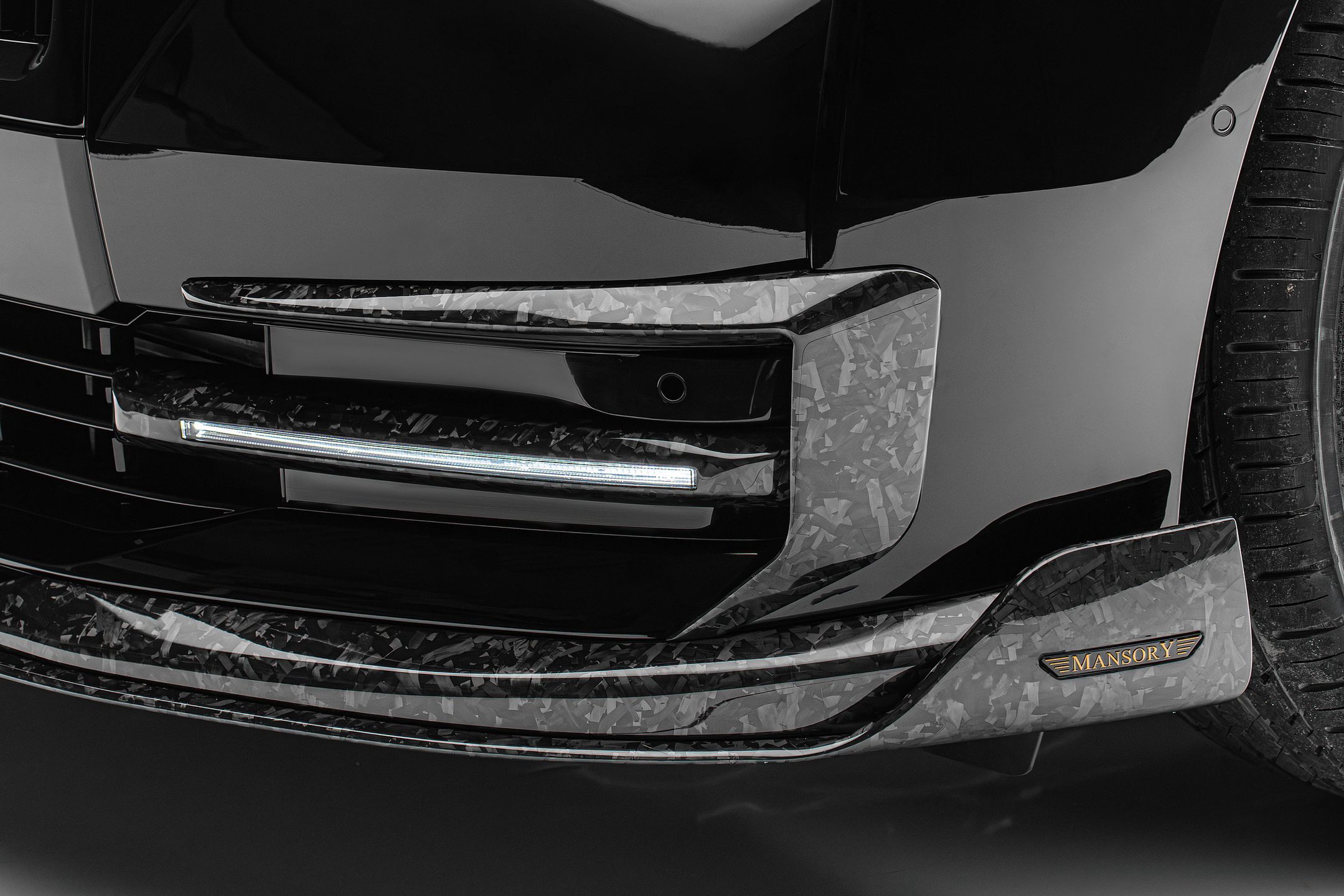 Wnętrze Rolls-Royce'a Spectre od Mansory wypełnione jest włóknem węglowym