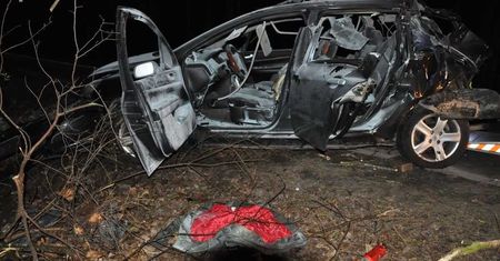 Peugeot uderzył w drzewo i stanął w ogniu. Z auta została miazga, 44-latek w stanie zagrażającym życiu