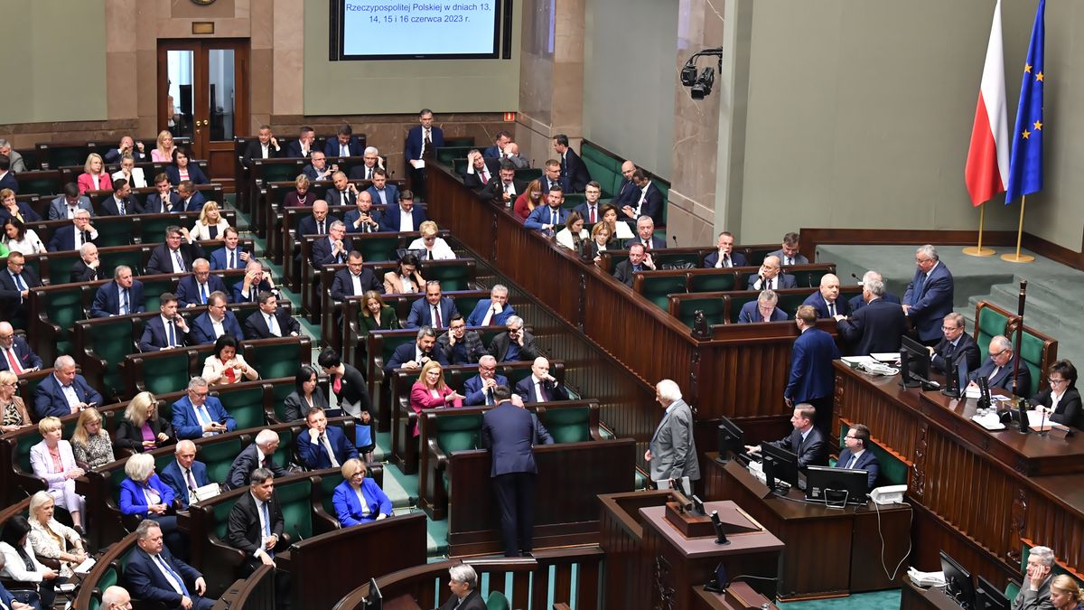 Warszawa, 13.06.2023. Posłowie na sali obrad Sejmu w Warszawie, 13 bm. Sejm rozpoczął czterodniowe posiedzenie; ma zająć się m.in. prezydenckim projektem noweli ustawy o komisji ds. rosyjskich wpływów oraz zmianami w tegorocznym budżecie państwa. (jm) PAP/Andrzej Lange