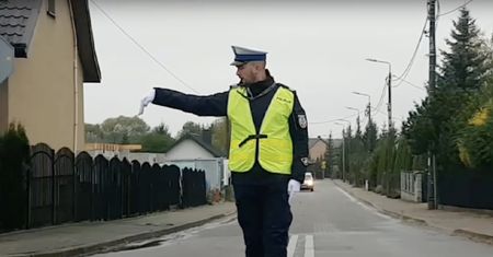 Co oznaczają gesty policjanta kierującego ruchem?
