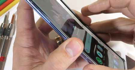 A miało być tak pięknie. Również w Galaxy Z Flip ekran można zarysować paznokciem