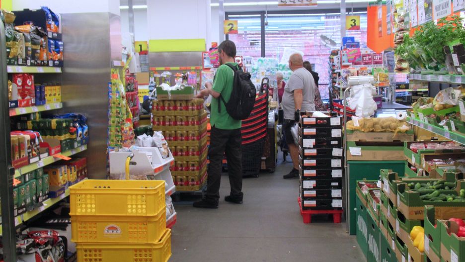 Stock MaBa
PHOTO: ZOFIA I MAREK BAZAK / EAST NEWS N/z zakupy w sklepie "Biedronka", siec handlowa, wlasciciel Jeronimo Martins Polska, kolejka klientow do kasy
ZOFIA BAZAK