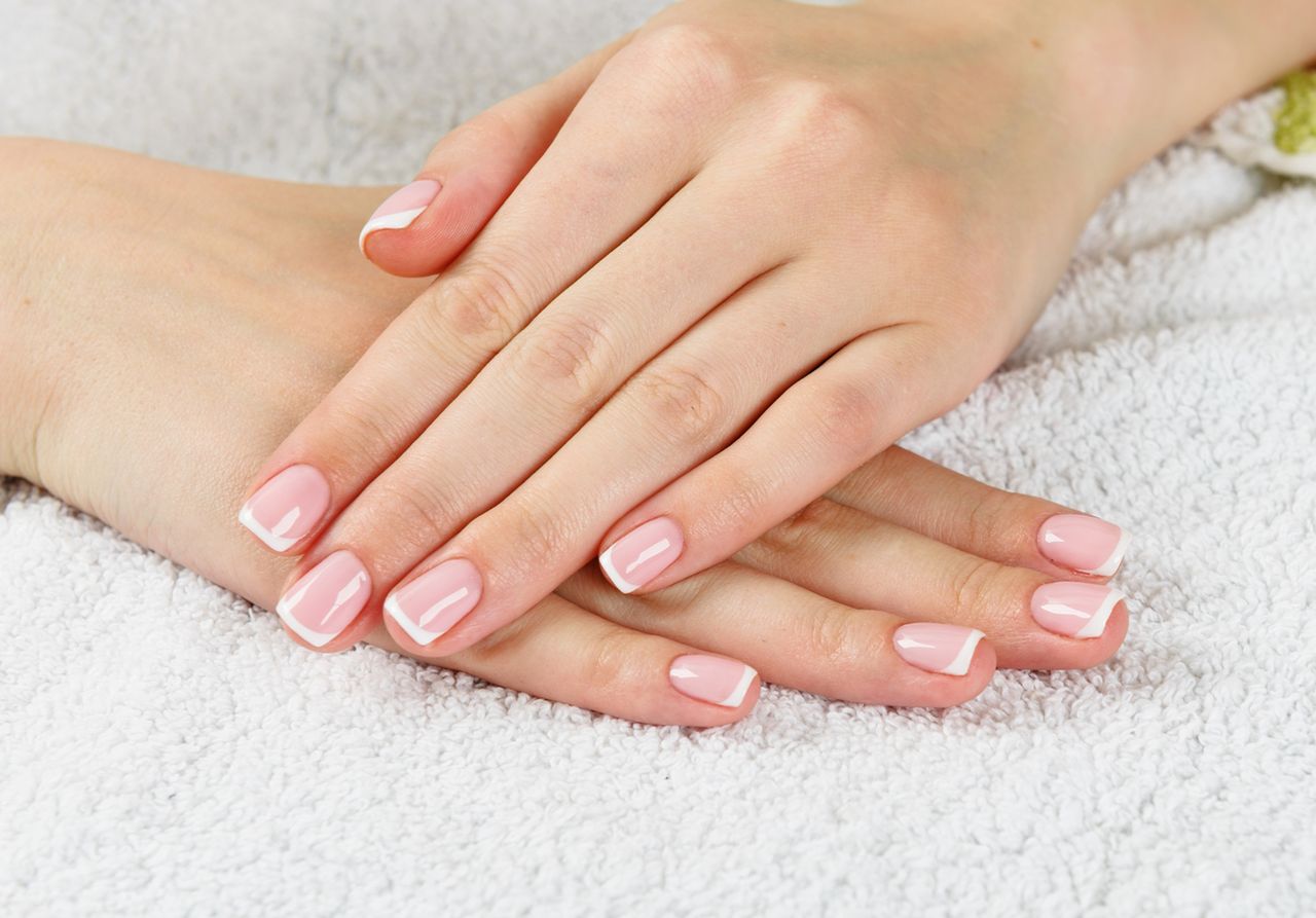 Manicure francuski – charakterystyka, niezbędne produkty, wykonanie. Nowe odsłony francuskiego manicure