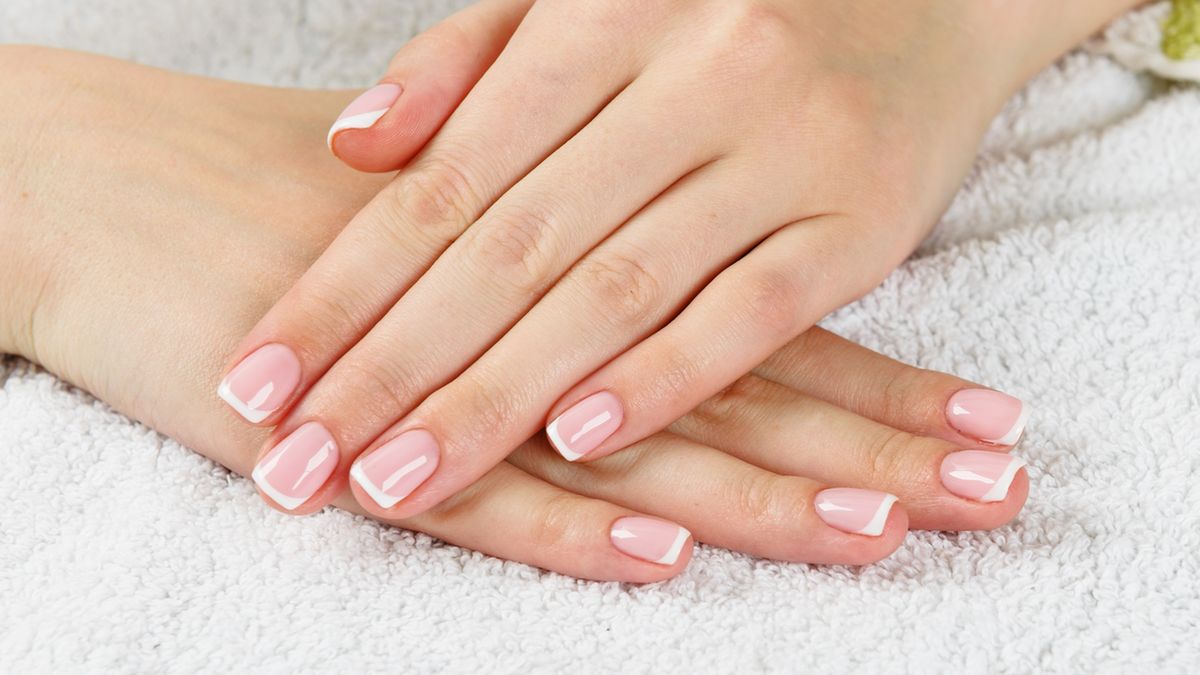 Francuski manicure jest bardzo szykowny i uniwersalny