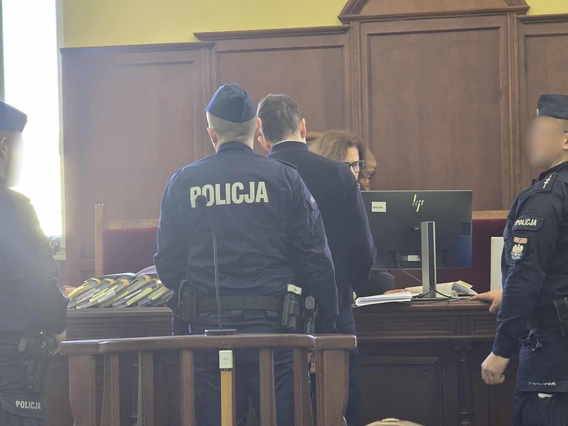 Sebastian M. zadaje pytania jednemu ze świadków