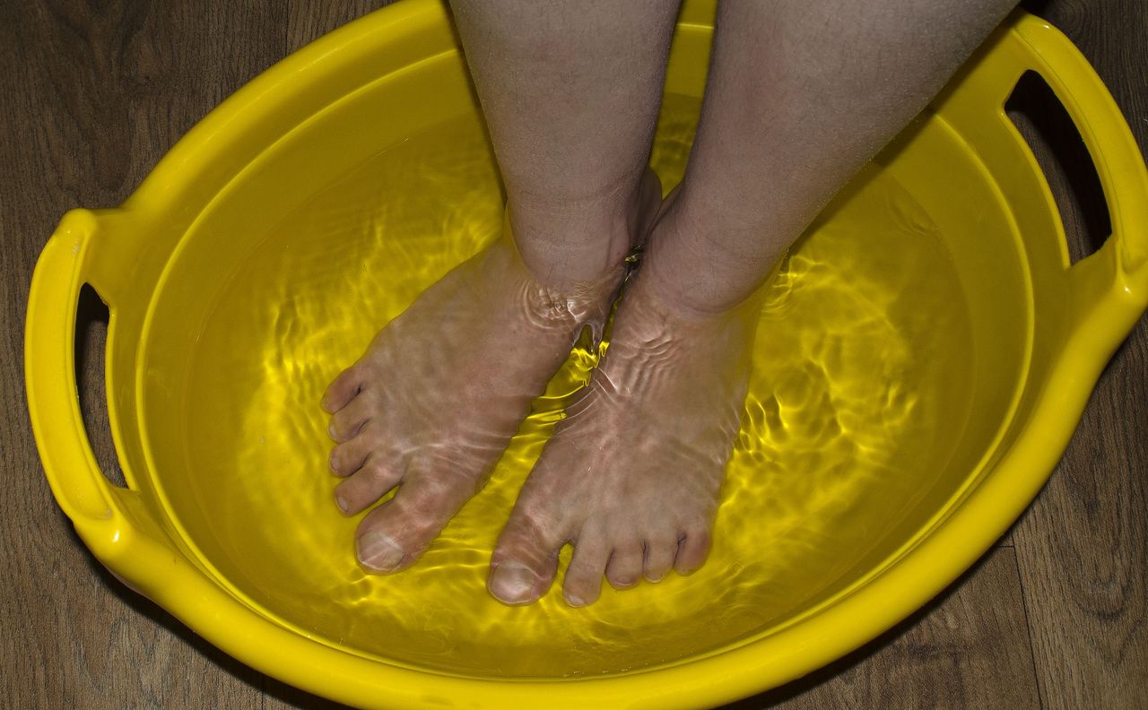 Women soak foots in the tub to relax and ready for cuting nails.
Steaming legs in a bowl of hot water
Oksana Akhtanina
healthcare, healthy