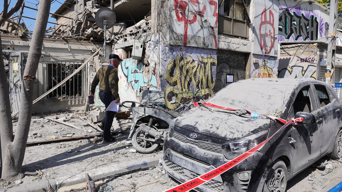 The site of a destroyed building in Tel Aviv, Israel, 08 October 2023, following overnight Hamas rocket attacks. Rocket barrages were launched from the Gaza Strip as of early 07 October in a surprise attack claimed by the Islamist movement Hamas. More than 300 Israelis were killed and over 1,000 left injured in the attacks, the Israeli foreign ministry said. EPA/ABIR SULTAN Dostawca: PAP/EPA.