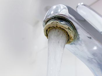 Wetrzyj w kran, a kamień odpadnie całymi płatami. Wystarczy 5 minut