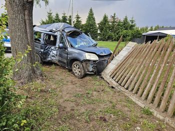 Wypadł z drogi i ściął ogrodzenie. Był kompletnie pijany