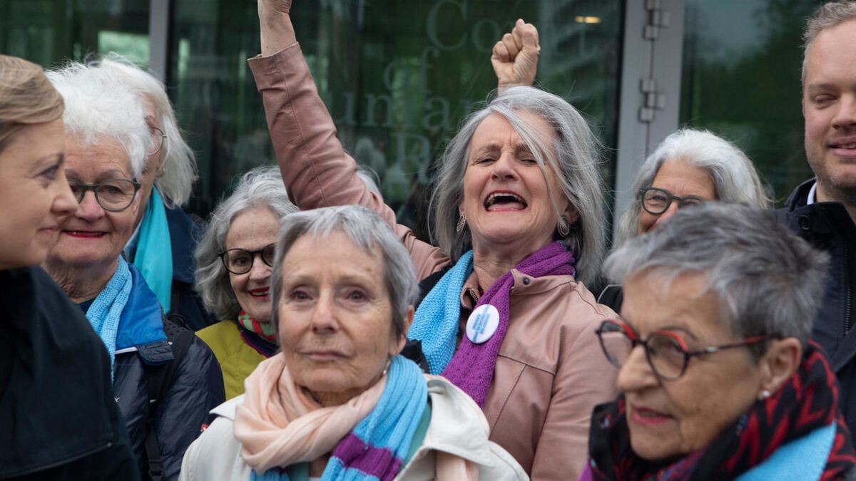 Szwajcarskie seniorki wniosły skargę przeciwko Szwajcarii do Europejskiego Trybunału Praw Człowieka za prowadzenie nieodpowiedniej polityki klimatycznej, a tym samym naruszenie praw człowieka