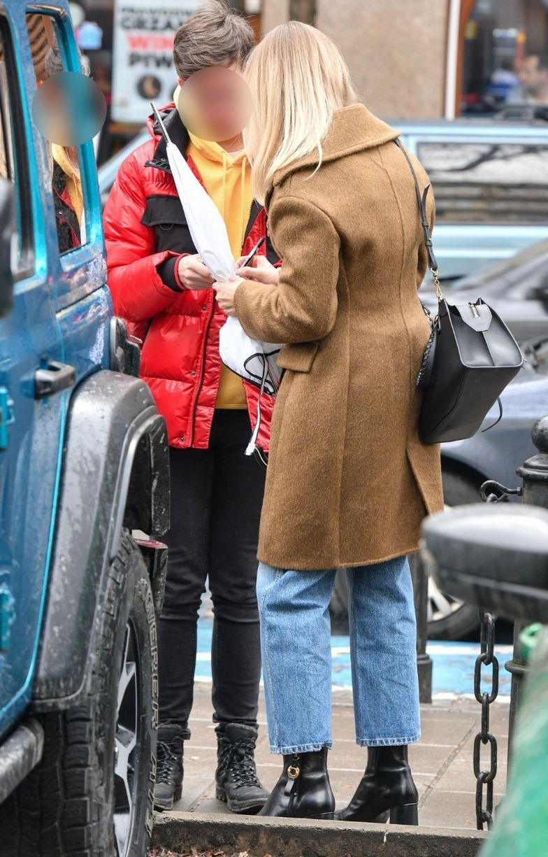 Agnieszka Woźniak-Starak rozdaje autografy na ulicy