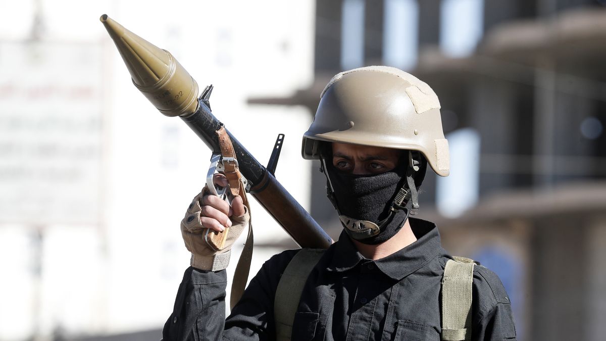 A Houthi trooper stands guard during a gathering at the end of a military training, in Sana'a, Yemen, 11 January 2024. Yemen's Houthis top leader Abdul-Malik Al-Houthi has warned in a televised address on 11 January that any US military operation against his movement will never go unanswered, two days after the Houthis launched a large-scale missile and drone attack against international shipping lanes in the Red Sea, in response to a previous US Navy attack on Houthi boats in the Red Sea that killed 10 Houthi fighters on 31 December 2023. The US Department of Defense had announced in December 2023 a multinational operation to safeguard trade and to protect ships in the Red Sea amid the recent escalation in Houthi attacks. The Houthis have vowed to attack Israeli-bound ships and prevent them from navigating in the Red Sea and the Bab al-Mandab Strait in retaliation for Israel's airstrikes on the Gaza Strip. EPA/YAHYA ARHAB Dostawca: PAP/EPA.