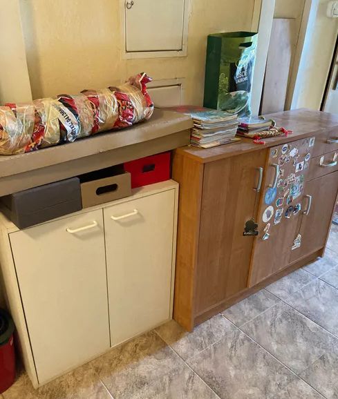 Meble stojące przed mieszkaniem sąsiadki. Zdjęcie wykonane przez Natalię