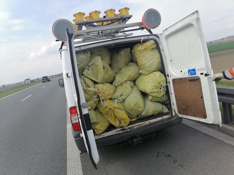 Służby GDDKiA zbierają z okolic dróg tony śmieci