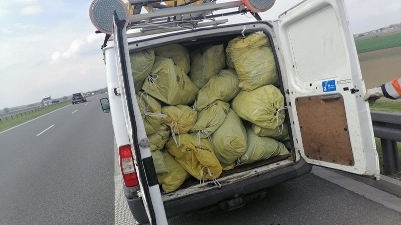 Służby GDDKiA zbierają z okolic dróg tony śmieci