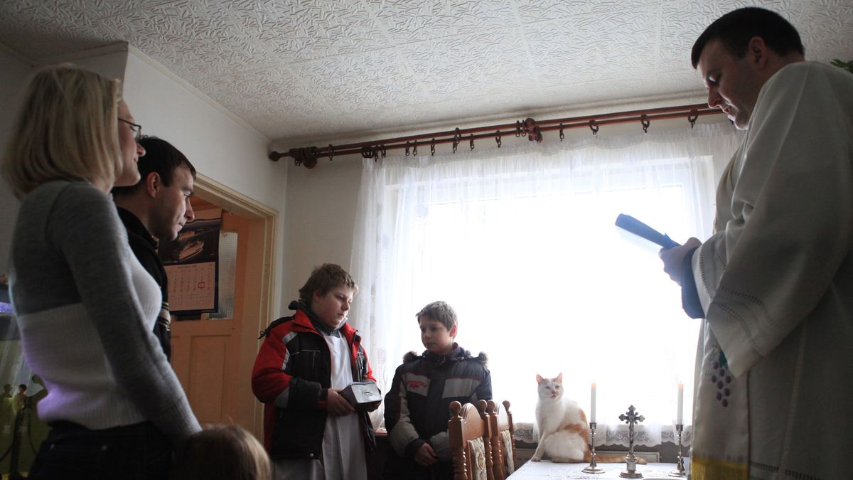 Kol�da
Roman Jocher
chodzenie po kol�dzie, dzieci, dziecko, dzie� dziadka, kap�an, kol�da, ksi�dz, ministranci, religia, S�awomir Czalej, wiara, wierni