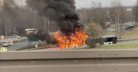 Utrudnienia na A4. Autobus stanął w ogniu