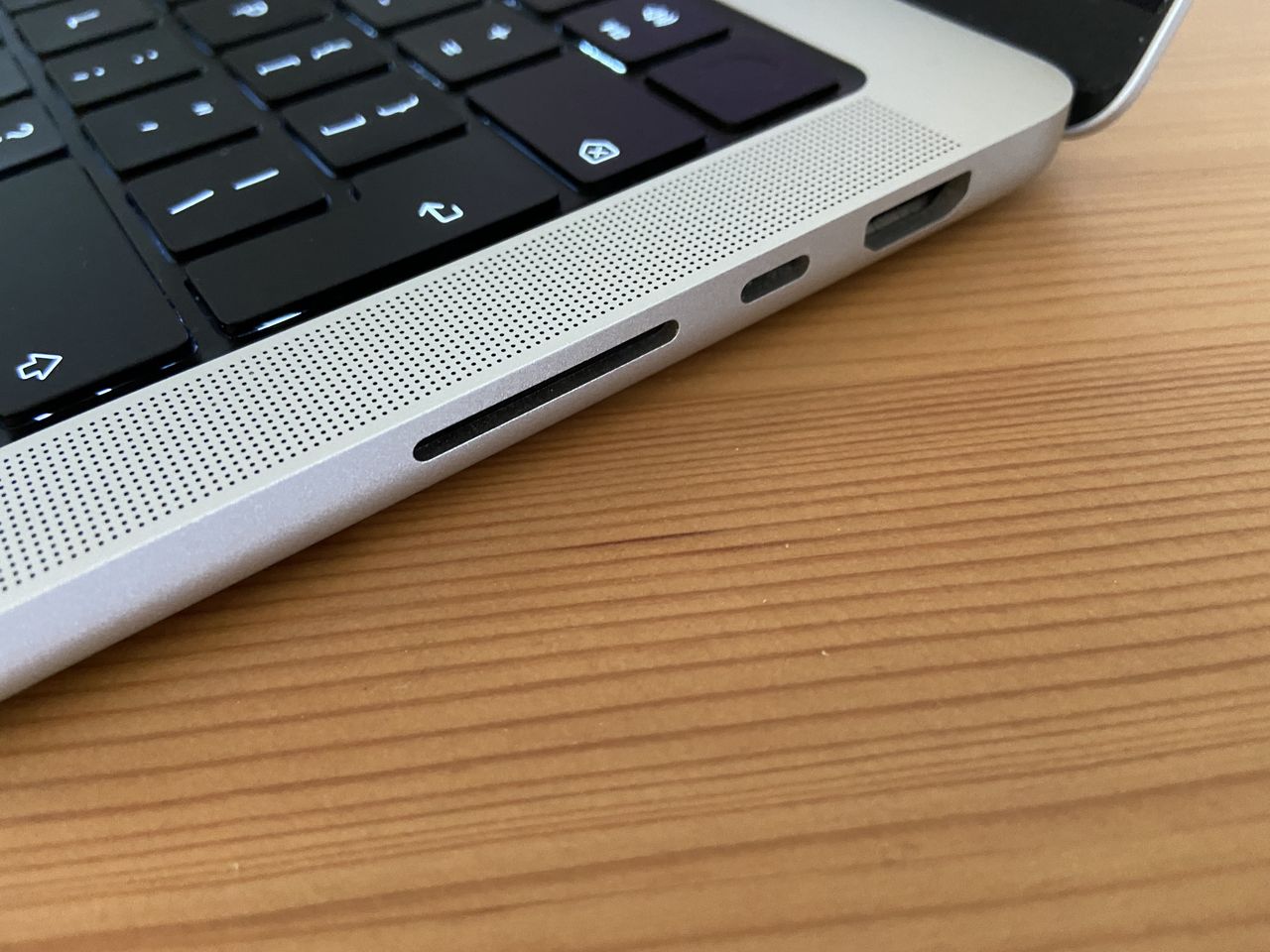 Nowy MacBook Pro z problemami. Czytnik kart SD sprawia kłopot użytkownikom