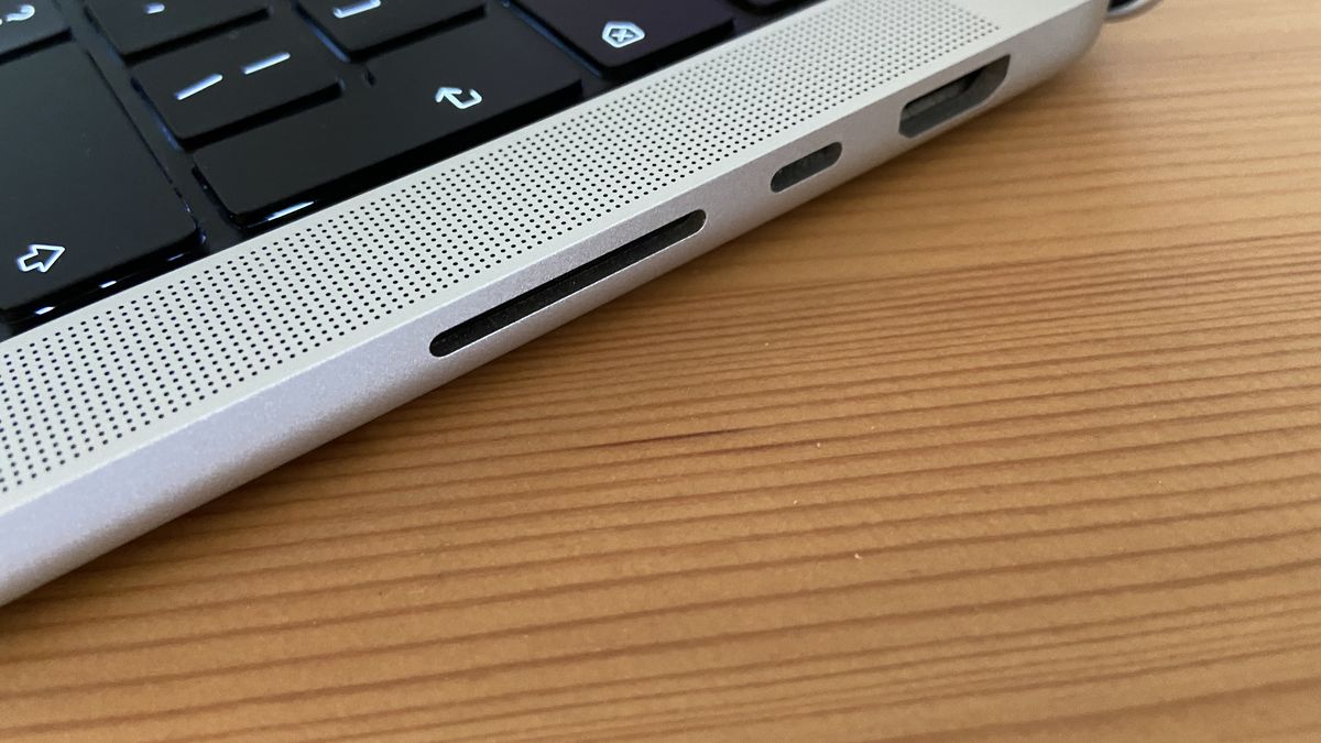 Czytnik kart SD w MacBooku Pro 2021