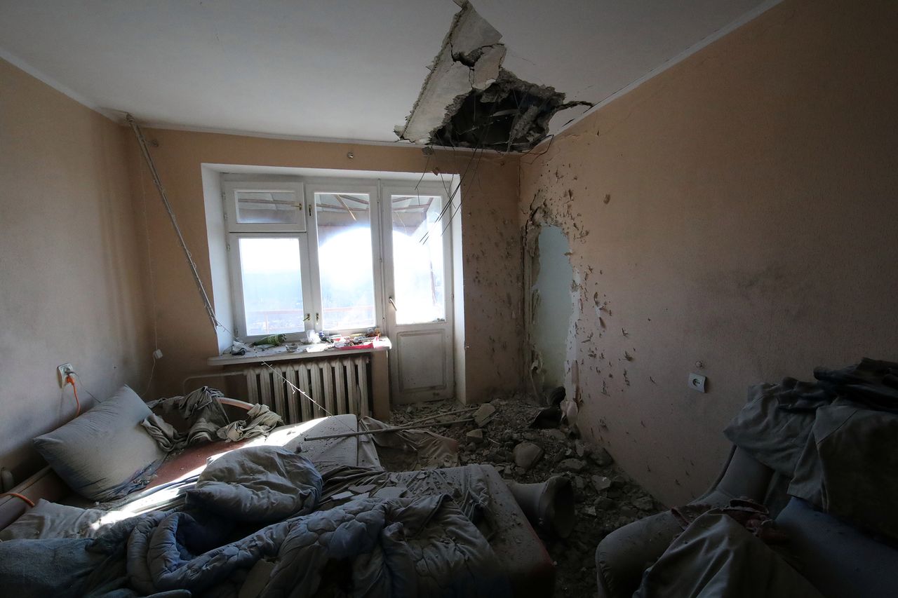 Wnętrzne zniszczonego przez rakietę mieszkania w Charkowie.