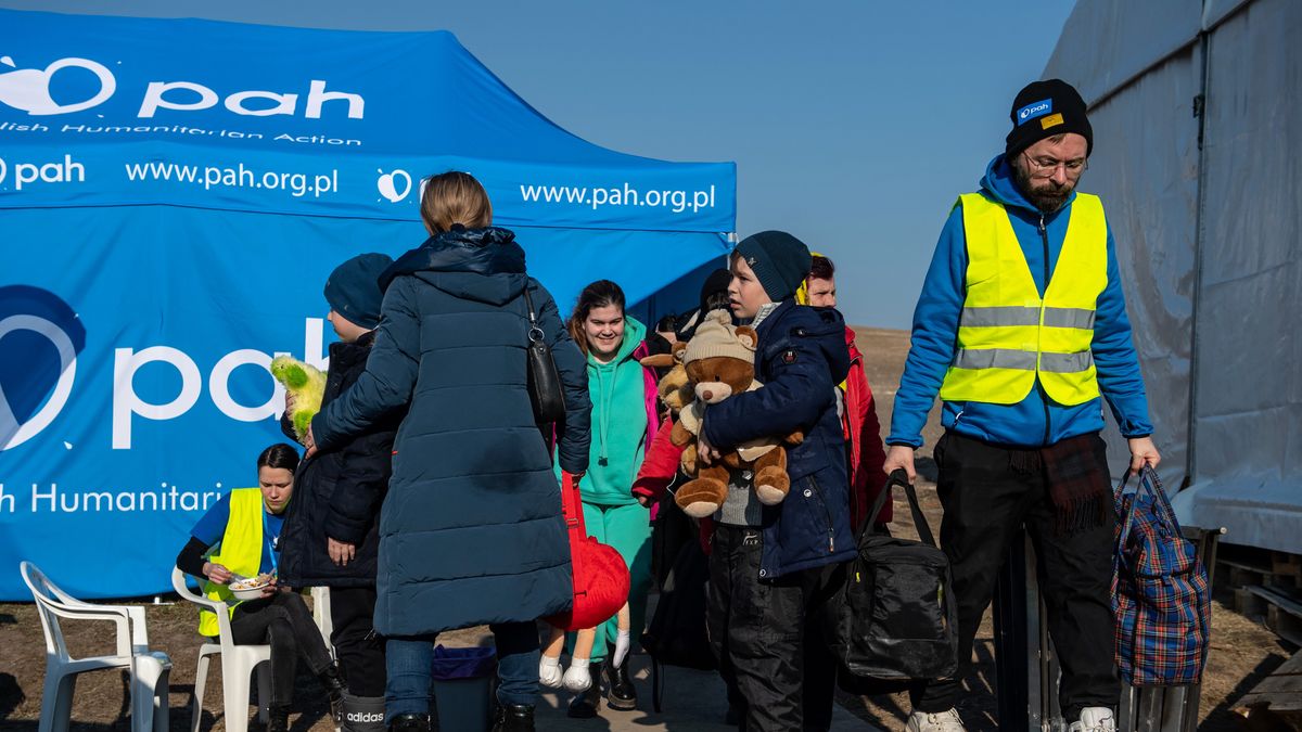  Hrebenne, 15.03.2022. Uchodźcy z Ukrainy na polsko-ukraińskim przejściu granicznym w Hrebennem, 15 bm. Trwa inwazja Rosji na Ukrainę. Przy polsko-ukraińskim przejściu granicznym powstaje Namiot Nadziei i Miłosierdzia, w którym będzie mogło przebywać jednocześnie 150 uchodźców z Ukrainy. To wspólna inicjatywa Caritas i Rycerzy Kolumba. Nowy obiekt zastąpi dotychczasowe, mniejsze namioty tych organizacji. (kf) PAP/Wojtek Jargiło