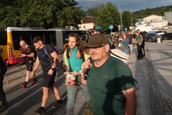Jak spaliście, setki osób brnęły nocą przez górskie bezdroża. Wystartowała Potrójna Korona Wałbrzyska 2025, marsz potrwa dobę