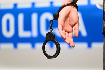 Kajdanki na rękach przedszkolaków. Rodzice z pretensjami, policja się tłumaczy