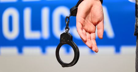 Kajdanki na rękach przedszkolaków. Rodzice z pretensjami, policja się tłumaczy