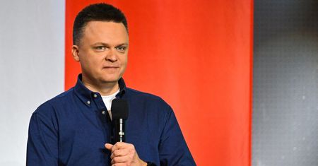 Pokazał książkę z podpisem Kaczyńskiego. Hołownia kpił ze sceny