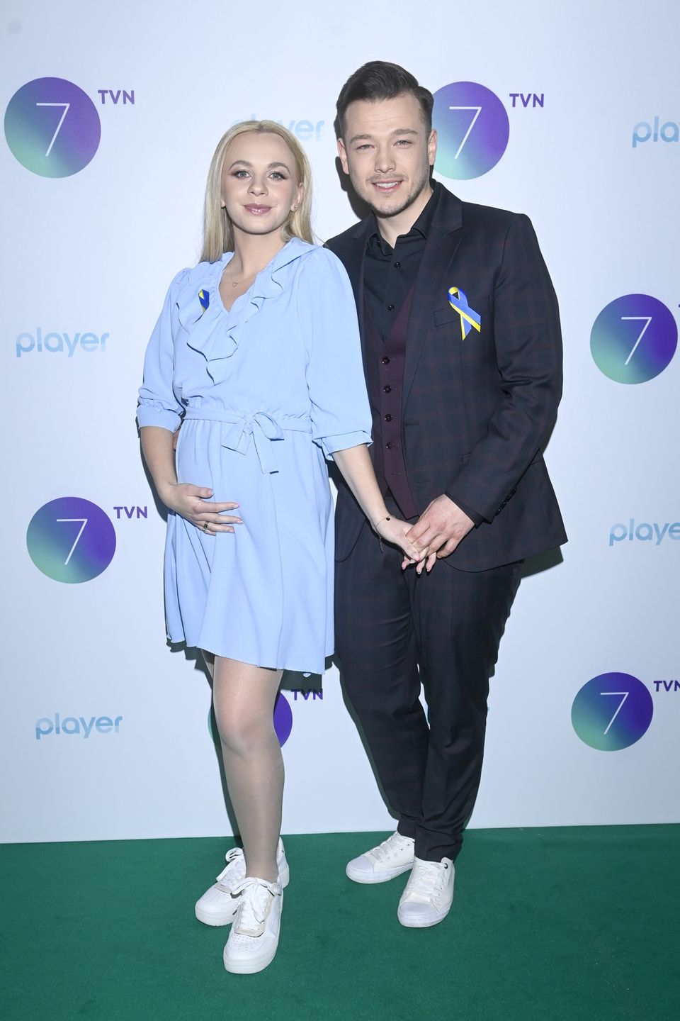 Małgorzata Heretyk i Ernest Musiał zdobyli rozpoznawalność za sprawą serialu "19+", dzięki któremu w mediach zaistniała także Marcelina Ziętek. O celebrytce w ostatnim czasie najczęściej mówiło się w kontekście zakończonego (?) już związku z Piotrem Żyłą oraz nienajlepszych raczej relacjach z byłą żoną skoczka. Ziętek i Justynie Żyle kilkakrotnie zdarzało się obrzucać niewybrednymi komentarzami i oskarżeniami w mediach społecznościowych. Niedawno wyszło nawet na jaw, że Marcelina postanowiła wytoczyć proces Justynie Żyle, który specjalistka od "prania brudów do czysta" ostatecznie przegrała. Przez instagramowe tyrady celebrytka zmuszona była zapłacić grzywnę, którą pomógł jej uregulować... były mąż.