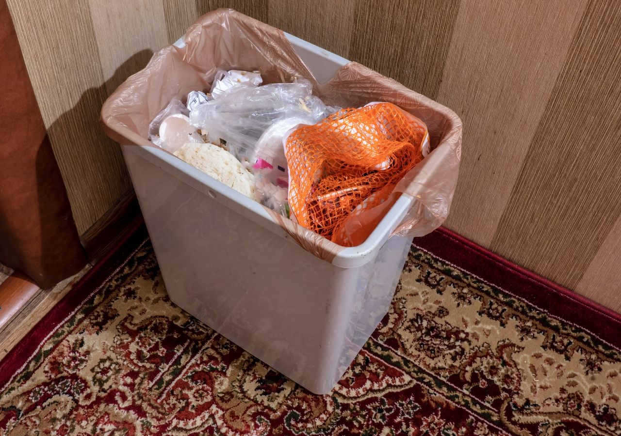 How to remove unpleasant smell from a trash can?