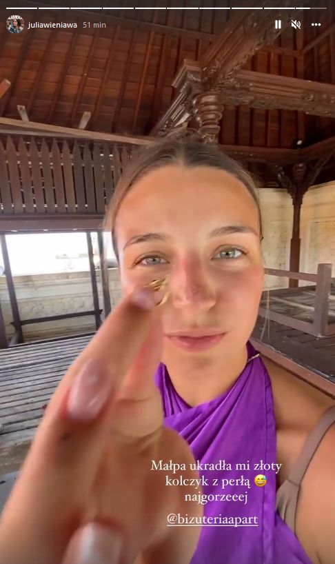 Julia Wieniawa żali się, że balijska małpa ukradła jej kolczyk. Też jesteście wstrząśnięci? 