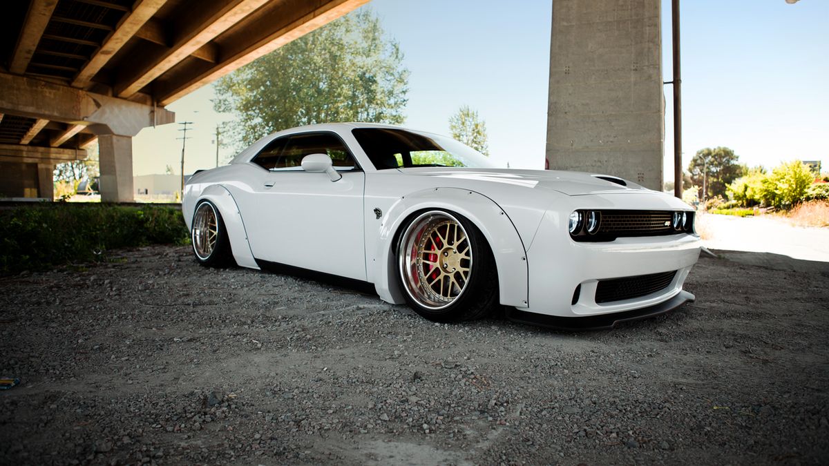 Samochód znacznie obniżono, redukując prześwit niemal do zera za pomocą zawieszenia pneumatycznego Arrex.