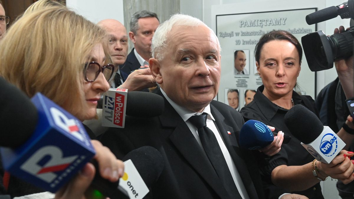 Warszawa, 02.04.2025. Prezes PiS Jarosław Kaczyński podczas wypowiedzi dla mediów w Sejmie w Warszawie, 2 bm. Trzydniowe posiedzenie niższej izby parlamentu, rozpocznie się od przedstawienia przez ministra rolnictwa informacji ws. działań prewencyjnych związanych z przeciwdziałaniem wystąpieniu w Polsce wirusa pryszczycy. (aldg) PAP/Piotr Nowak