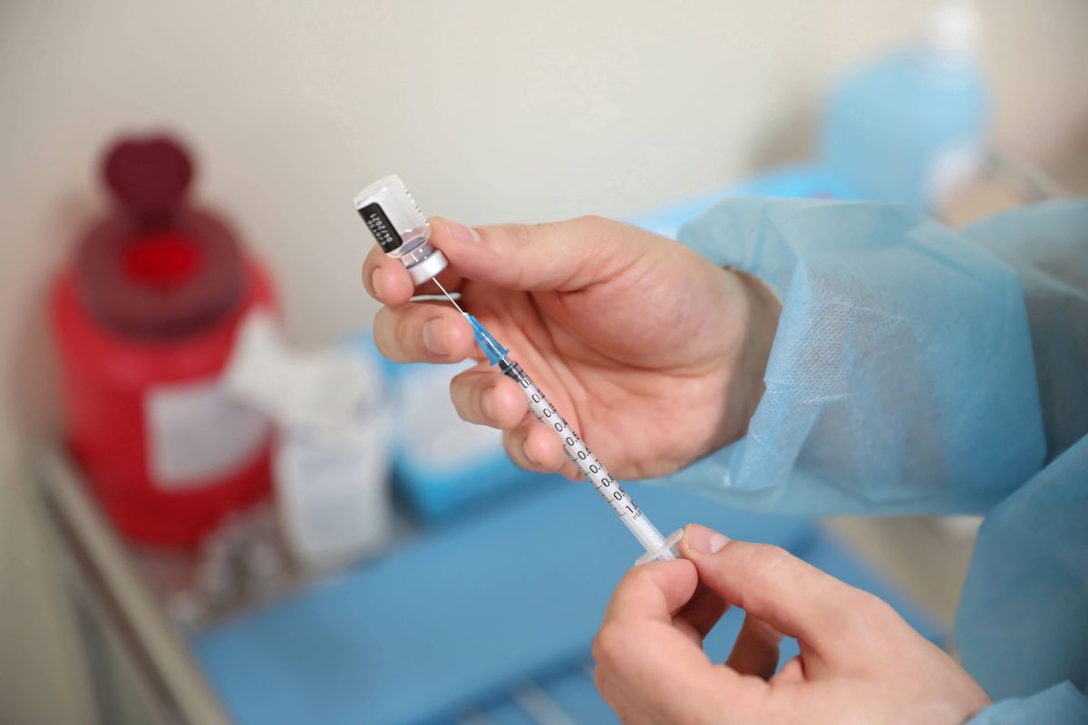 Szczepionka na COVID. 26-latek zatrzymany po dziennikarskiej prowokacji (zdjęcie ilustracyjne)