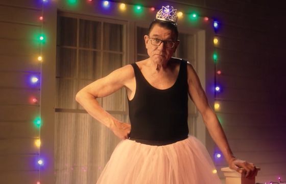 Mirosław Zbrojewicz reklamuje „Opowieści z San Francisco” Netflixa. „Parada równości się nie kończy” (wideo)